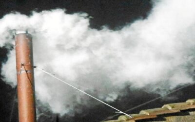 ¡Habemus Papam! Salió fumata blanca de la Capilla Sixtina (aquí en vivo)