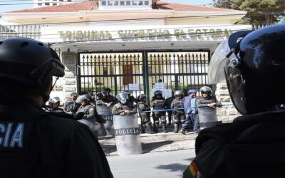Ante los aprestos de movilizaciones, una guardia policial custodia el OEP en La Paz