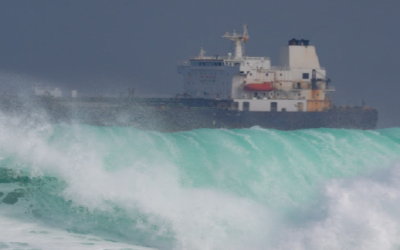 Las olas en Arica superan los 2 metros, no están dadas las condiciones para descargar, el combustible tardará en llegar a Bolivia