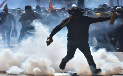 Fuerte represión, dos perímetros de los antimotines en plaza Abaroa cedieron, retrocedieron por la multitud ‘evista’