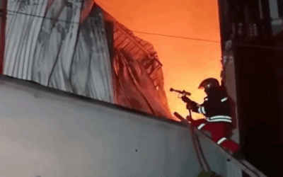 Incendio puso en alarma a vecinos de Sopocachi quienes ayudaron a Bomberos a mitigar el siniestro