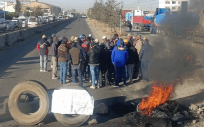 Transportistas cansados de permanecer, dejan la fila en un surtidor de diésel de El Alto y bloquean la ruta a Oruro