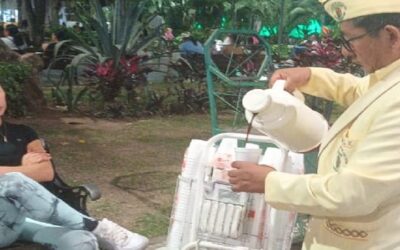 Alfaro, el ‘Correcamino’ vende café en la plaza principal de Santa Cruz, con la tradición cruceña hace 44 años, mantiene a su familia