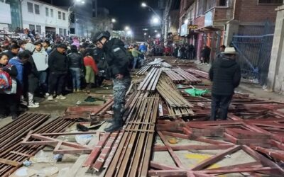 Tragedia en Potosí: Una gradería se desploma y deja más de 20 heridos en el convite de Ch’utillos, pese al siniestro no se suspende (video)