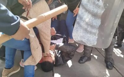 Fuerte represión a maestros que intentaron crucificarse en el frontis del Ministerio de Educación