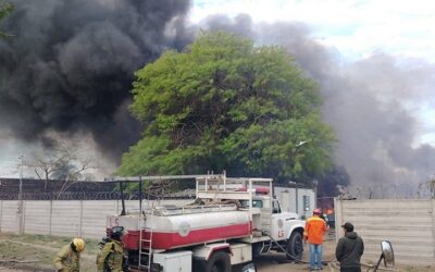 Alarma en Santa Cruz: incendio de magnitud en parque industrial consume un depósito, más de 120.000 lts de agua para controlar el siniestro