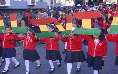 Fervor y civismo por el Día de la Patria, escolares pintaron Bolivia de rojo, amarillo y verde
