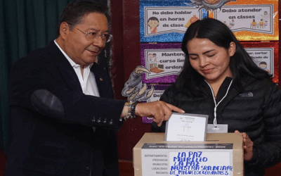 Luis Arce siente el repudio de la población, en medio de silbatinas votó y se atribuyó haber “preservado la democracia”