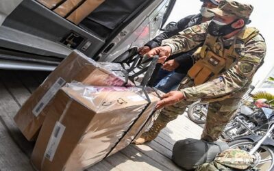 Con GPS, militares, por aire, agua y tierra las maletas se dirigen hasta los lugares más recónditos del territorio