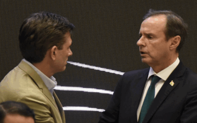 ‘Encuentro por la Democracia’, Rodrigo y Tuto se estrechan la mano y pactan no agresión