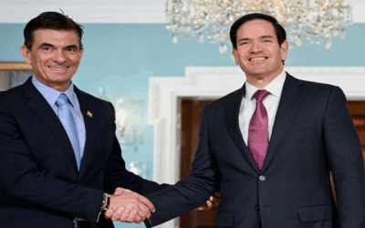 Acercamiento en la Casa Blanca, el secretario de Estado de Estados Unidos, Marco Rubio y el presidente de Bolivia, Rodrigo Paz, estrecharon las manos