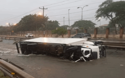 Lluvia en Santa Cruz: Calles convertidas en ríos, temor, alcantarillas tapadas ponen en evidencia el precario sistema de drenaje