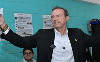 Jorge Quiroga votó en la zona Sur de La Paz: ‘Esta es la oportunidad para cambiar la situación de crisis económica del país’