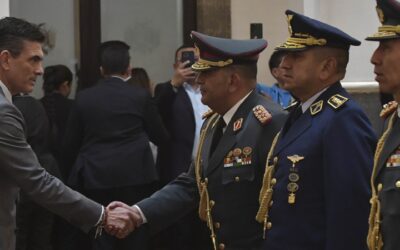 Rodrigo Paz cambió al Alto Mando Militar: Víctor Hugo Balderrama es el Comandante en jefe de las FFAA