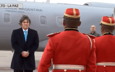 La madrugada de este sábado arribó Javier Milei para la investidura de Rodrigo Paz