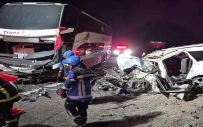 Colisión entre una flota boliviana y un vehículo se salda con dos personas muertas y otras dos heridas en Tarapacá