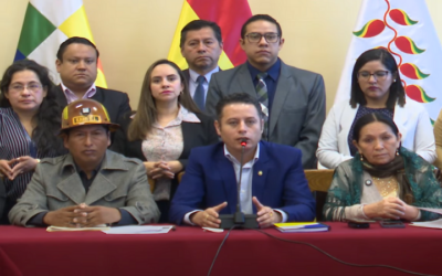 Desde la vereda del frente a Palacio de Gobierno, Edmand Lara rechaza la medida impopular de Rodrigo Paz