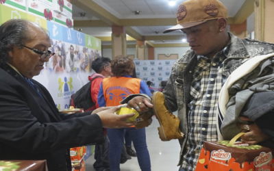 Amor al prójimo, cientos de personas recibieron un plato de comida, ropa, ducha, un corte de cabello y sintieron el amor del Padre
