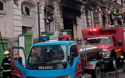 Incendio de magnitud en el centro de La Paz devela obsolescencia de equipos de Bomberos