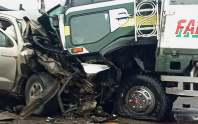 Luto en Navidad: Violento choque frontal entre un camión y una vagoneta cerca de Uncía se cobra la vida de dos personas