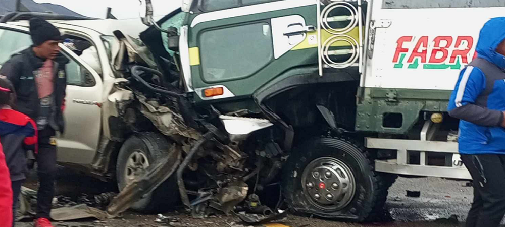 Luto en Navidad: Violento choque frontal entre un camión y una vagoneta ...