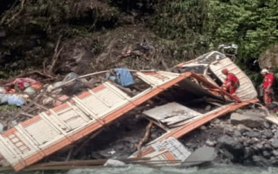 Ocho muertos y otras seis personas heridas tras embarrancamiento de un camión con coca en los Yungas de La Paz