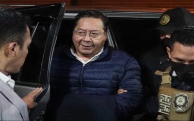 ‘Soy inocente, no nos hemos ido’, enmanillado, de chamarra azul y jean, reo, así ingresó Luis Arce a San Pedro