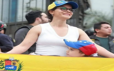 Venezolanos celebran en el mundo la caída del régimen de Nicolás Maduro, lloran de alegría