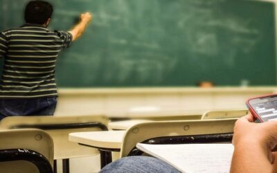 El uso de celulares en colegios queda prohibido para estudiantes y maestros en clases en la gestión 2026
