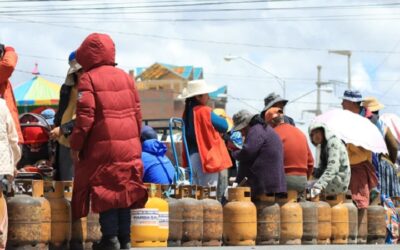 La población sufre por falta de GLP, el Gobierno minimiza, cada garrafa se vende entre Bs 30 y 50 en los barrios si se encuentra