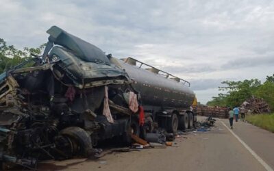 Un tractocamión y una cisterna chocan de frente en Yapacaní, los conductores fallecieron