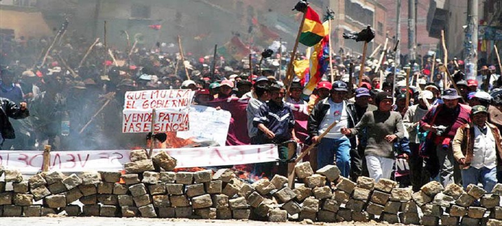 ‘Febrero negro’: Militares y policías a bala resistieron el ‘impuestazo’ al salario de Sánchez de Lozada