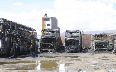 Voraz incendio deja en chatarra y cenizas a cinco flotas, sucedió en Oruro