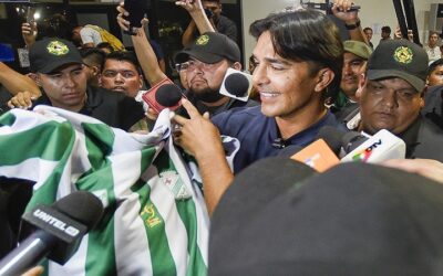 Marcelo siente la ovación y el cariño de los refineros, una multitud lo recibió en Viru Viru