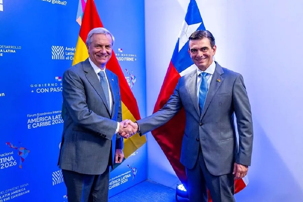 Los presidentes de Bolivia, Rodrigo Paz y su homólogo electo de Chile, José Antonio Kast en Ciudad de Panamá/ Efe