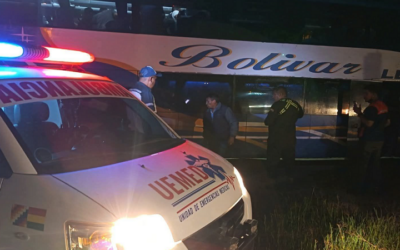 La caída de una roca sobre una flota en La Angostura -vía Santa Cruz-Cochabamba- causa muerte de dos personas