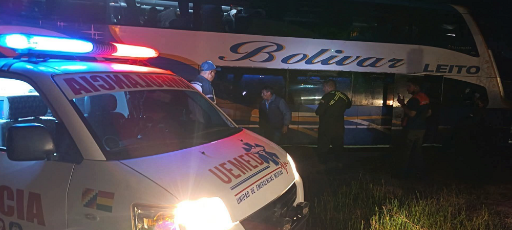 La caída de una roca sobre una flota en La Angostura -vía Santa Cruz-Cochabamba- causa muerte de dos personas