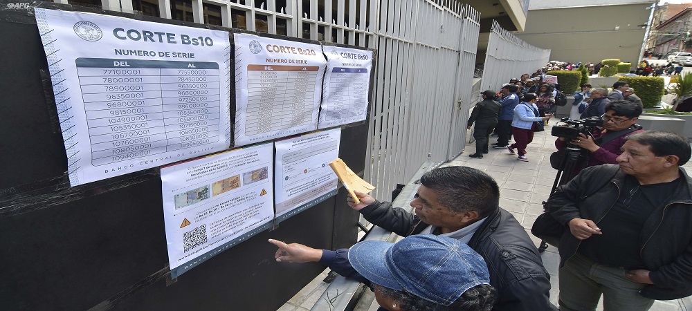 El BCB aumenta incertidumbre y traslada consecuencias del siniestro aéreo con los billetes de la Serie B a la población