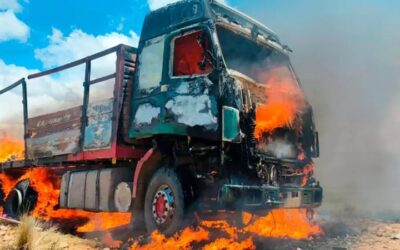 Continúa el flagelo del contrabando, un camión con ropa usada es incinerado cuando intentaba ingresar a La Paz