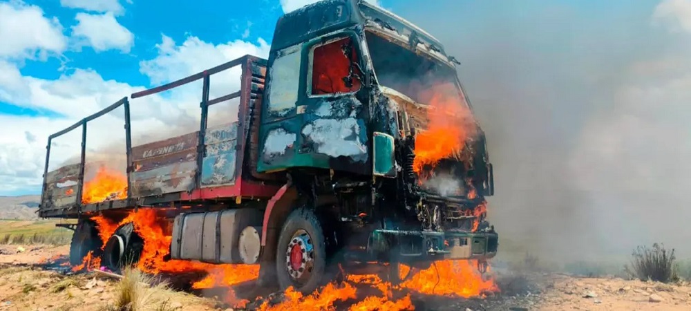 Continúa el flagelo del contrabando, un camión con ropa usada es incinerado cuando intentaba ingresar a La Paz