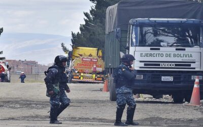 Con plantas militarizadas, vuelven las filas a los surtidores, YPFB dice que es por los aditivos