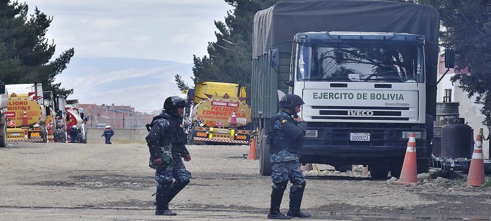 Con plantas militarizadas, vuelven las filas a los surtidores, YPFB dice que es por los aditivos
