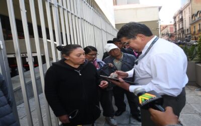 La gente se agolpa en el BCB para canje de billetes de la Serie B, el comercio y el transporte no los recibe