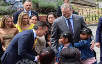 Felipe VI se da un baño de popularidad en La Paz, rompió protocolo, fue al Musef a pie se mostró complacido en su estadía