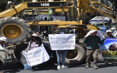 ‘Tractorazo’ sitió La Paz, constructores quieren del Gobierno reactivación y ajuste de precios