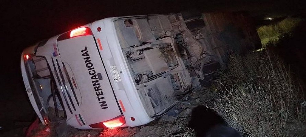 Tragedia en la ruta internacional a Chile, un bus vuelca y se salda con ocho personas muertas y heridos