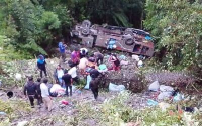 Trágico: Seis fallecidos y 14 muertos en el trayecto a Apolo cuando un bus se precipitó