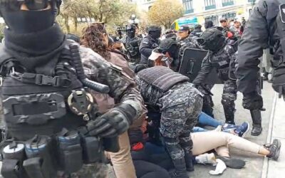 Maestros gasificados en su intento de ingresar a plaza Murillo