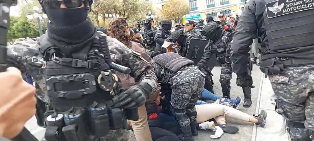 Maestros gasificados en su intento de ingresar a plaza Murillo