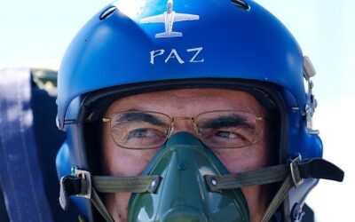 Rodrigo Paz sobrevuela el cielo tarijeño en un K-8: ‘nada es comparable a ver la patria desde los cielos’